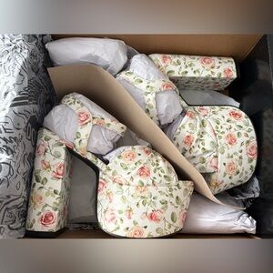 LOVE AT EVERY CORNER PLATFORM HEELS - FLORAL